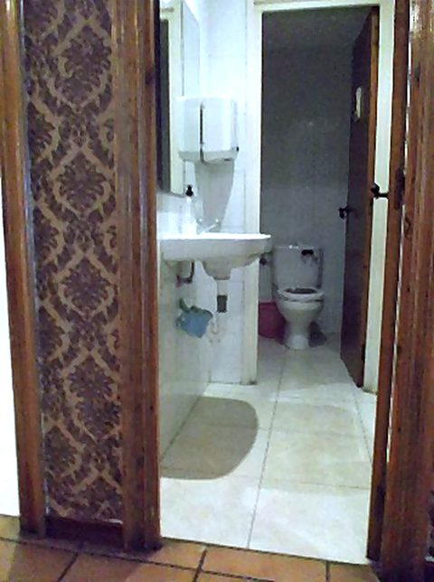 Acceso a los aseos del local comercial