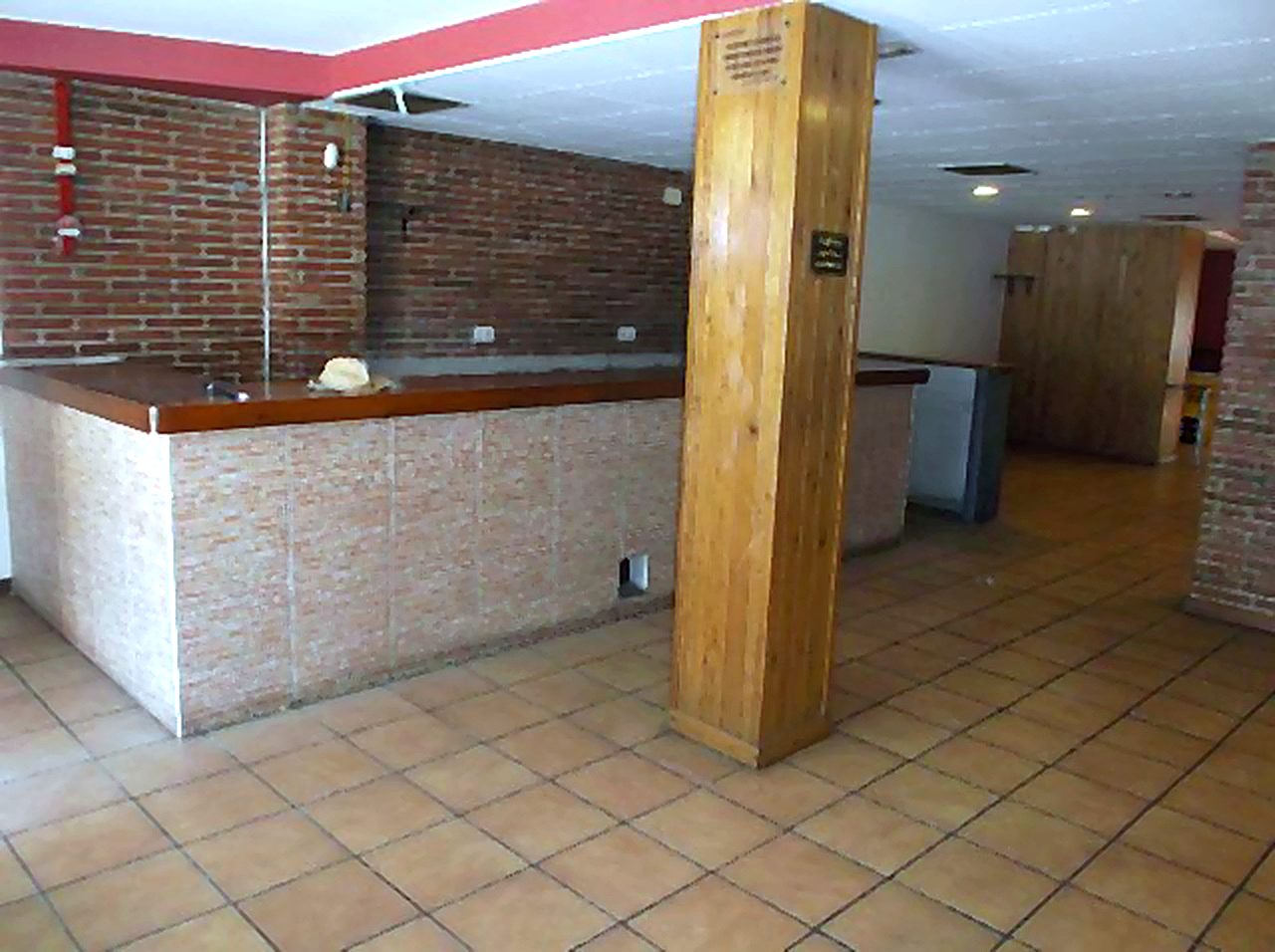 Barra del local con anterior uso de restauración
