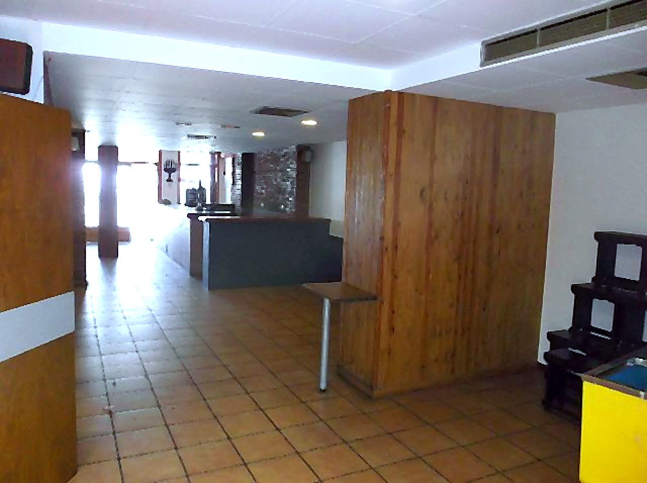 Vista amplia desde el fondo del local comercial