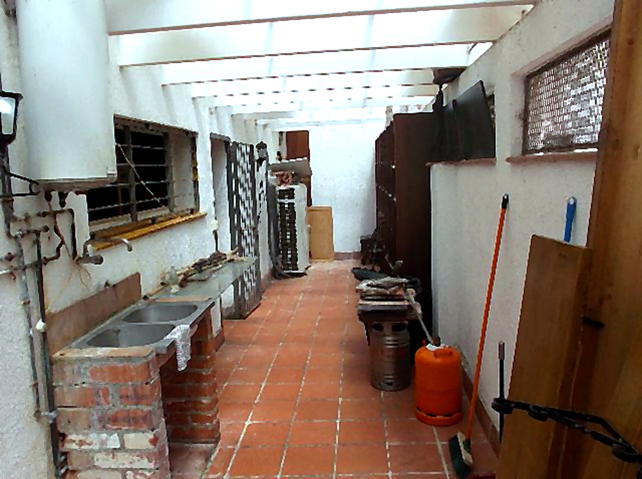 Zona auxiliar posterior cubierta del local